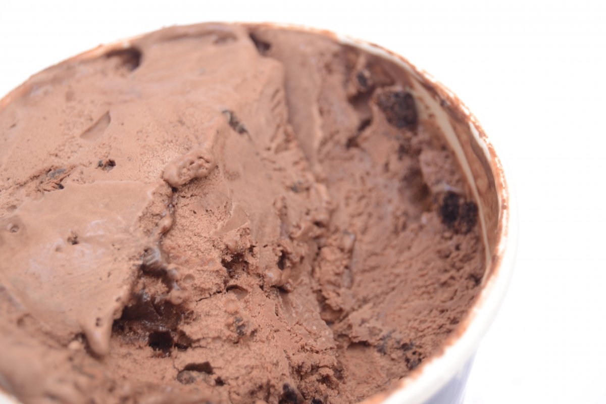 Textura cremosa del helado de chocolate y galletas de Mercadona