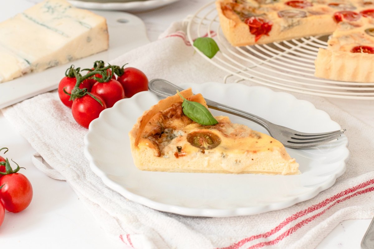 Textura de la tarta salada de queso Gorgonzola y tomates cherry