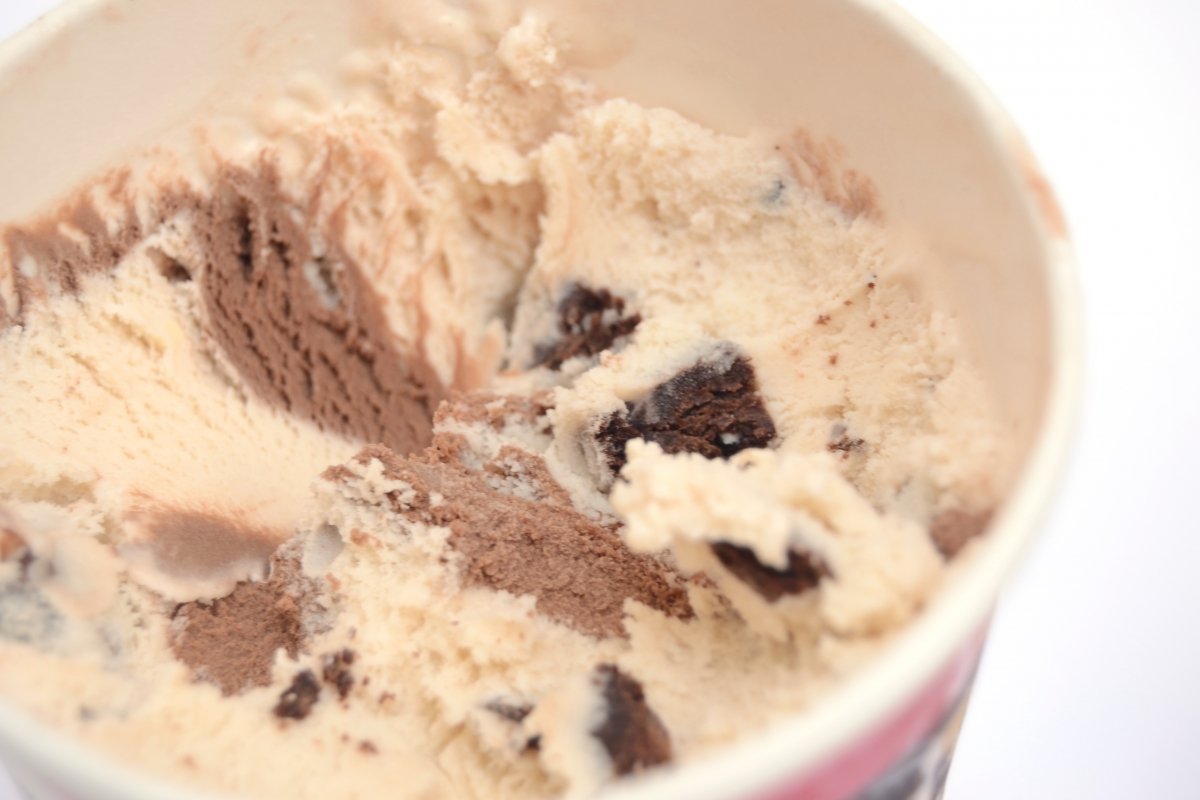 Textura del helado Duo Brownie con trozos de bizcocho visibles