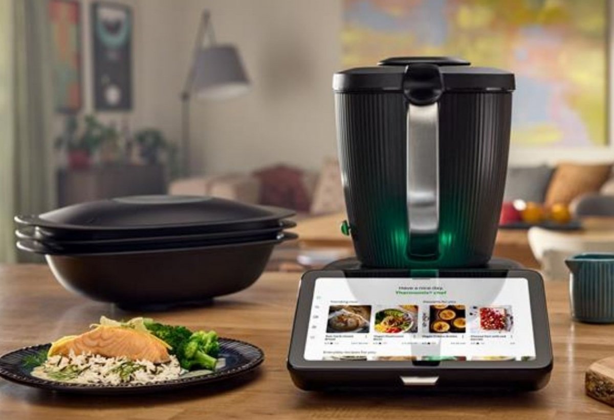 Thermomix TM7 acompañado del Varoma y una receta