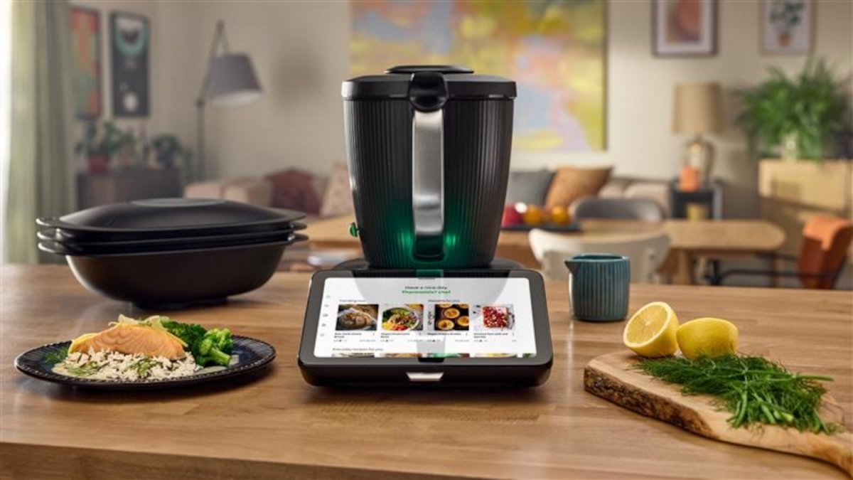 Thermomix TM7 con la pantalla encendida y rodeada de comida