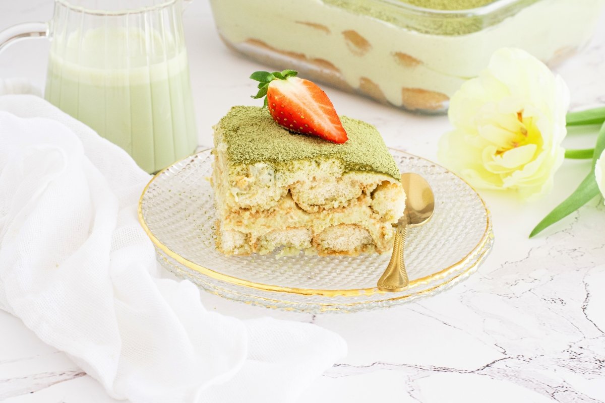 Tiramisú de té Matcha en el plato