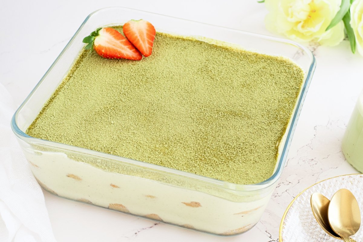 Tiramisú de té Matcha listo para servir