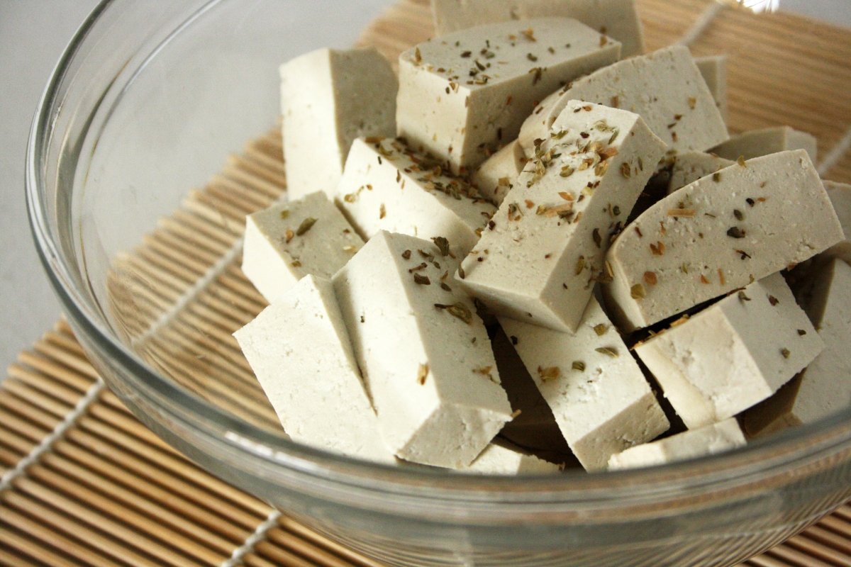 Tofu troceado con orégano