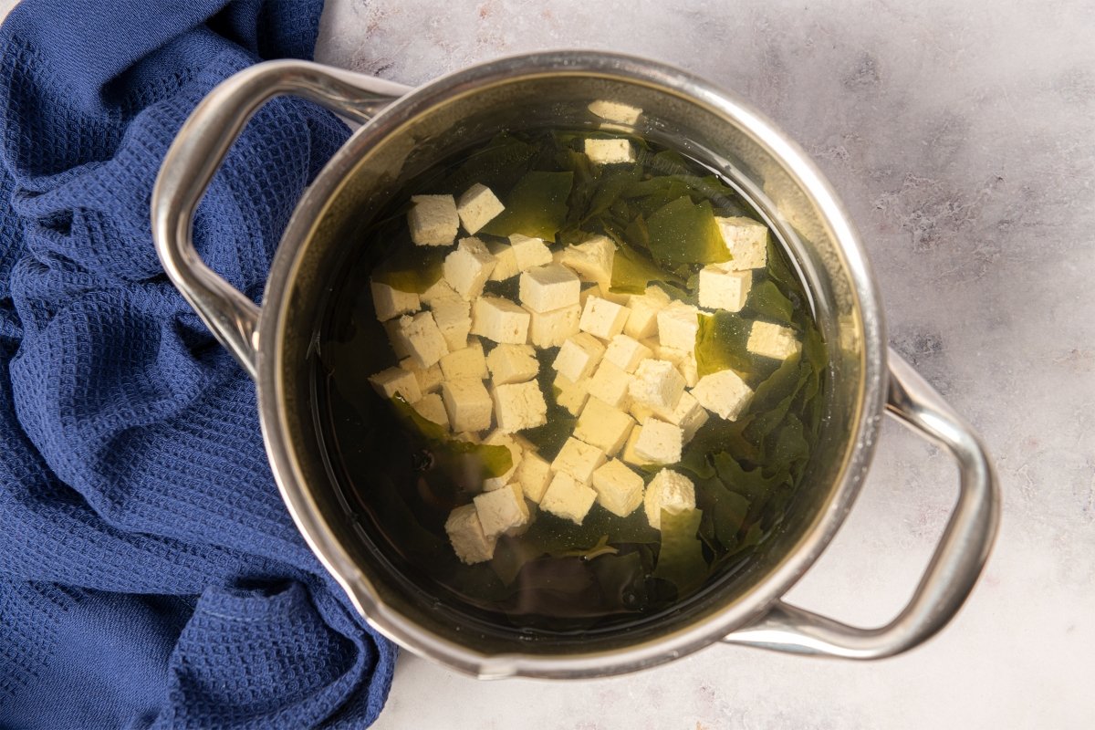 Tofu y wakame en caldo dashi para la sopa de miso