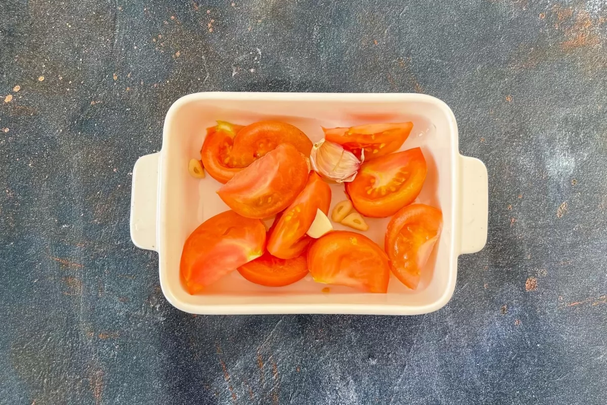 Tomate, cebolla y ajo listo para hornear