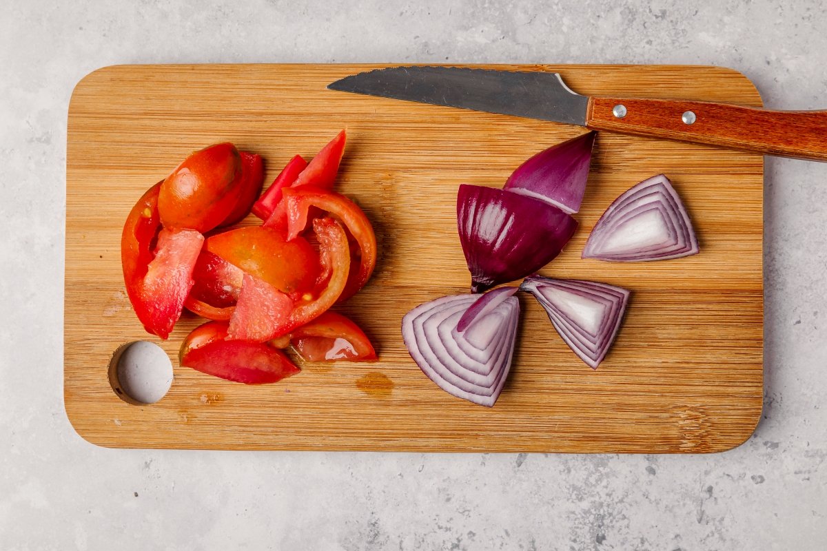 Tomate y cebolla para el guacamole en Thermomix