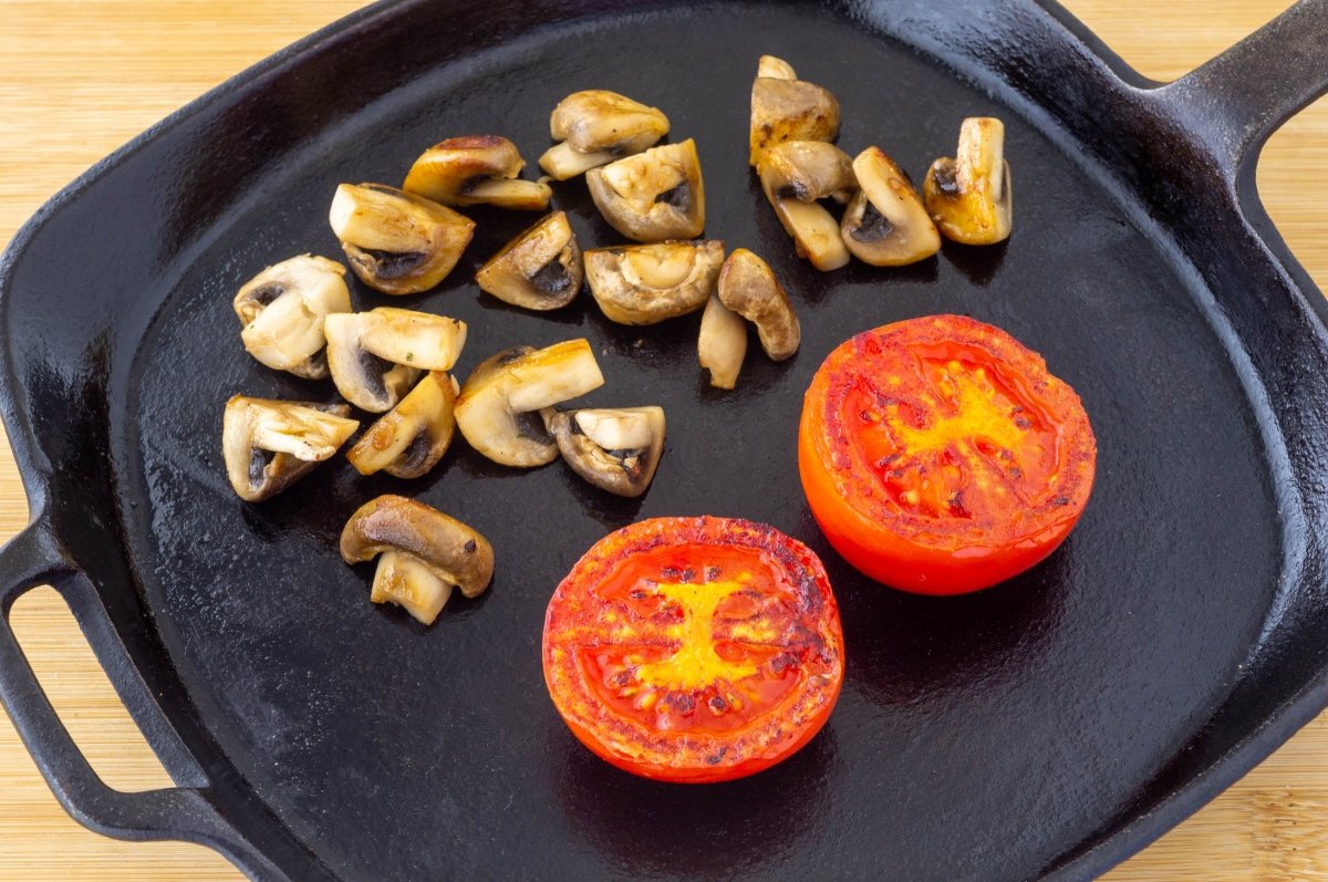 Tomate y champiñones para el Irish breakfast