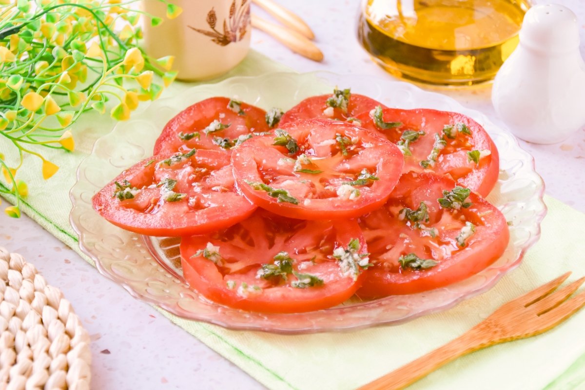 Tomates aliñados caseros