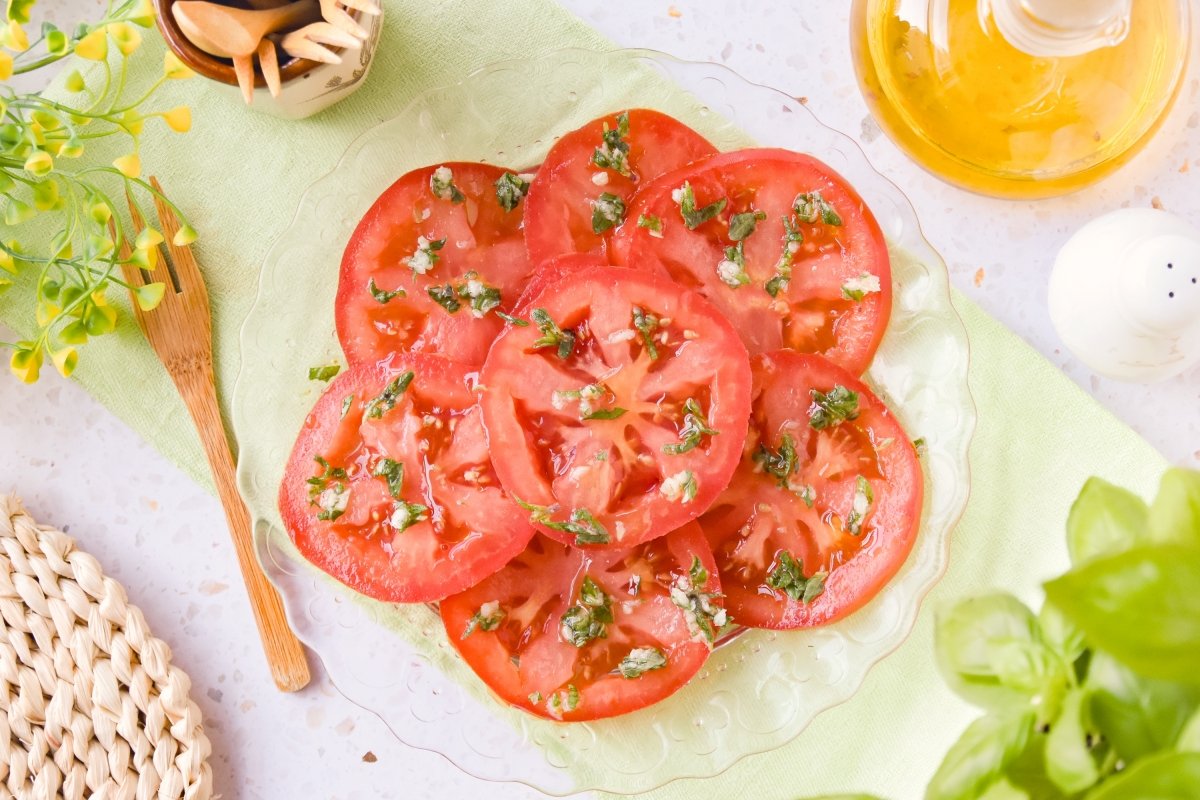 Tomates aliñados hechos en casa