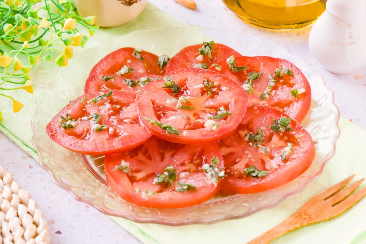 Tomates aliñados listos para comer