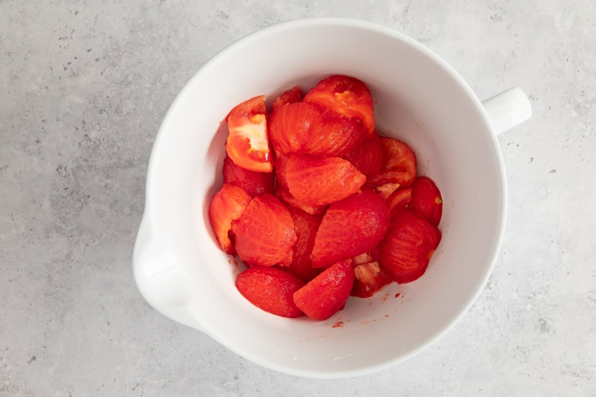 Tomates cortados para la passata de tomate