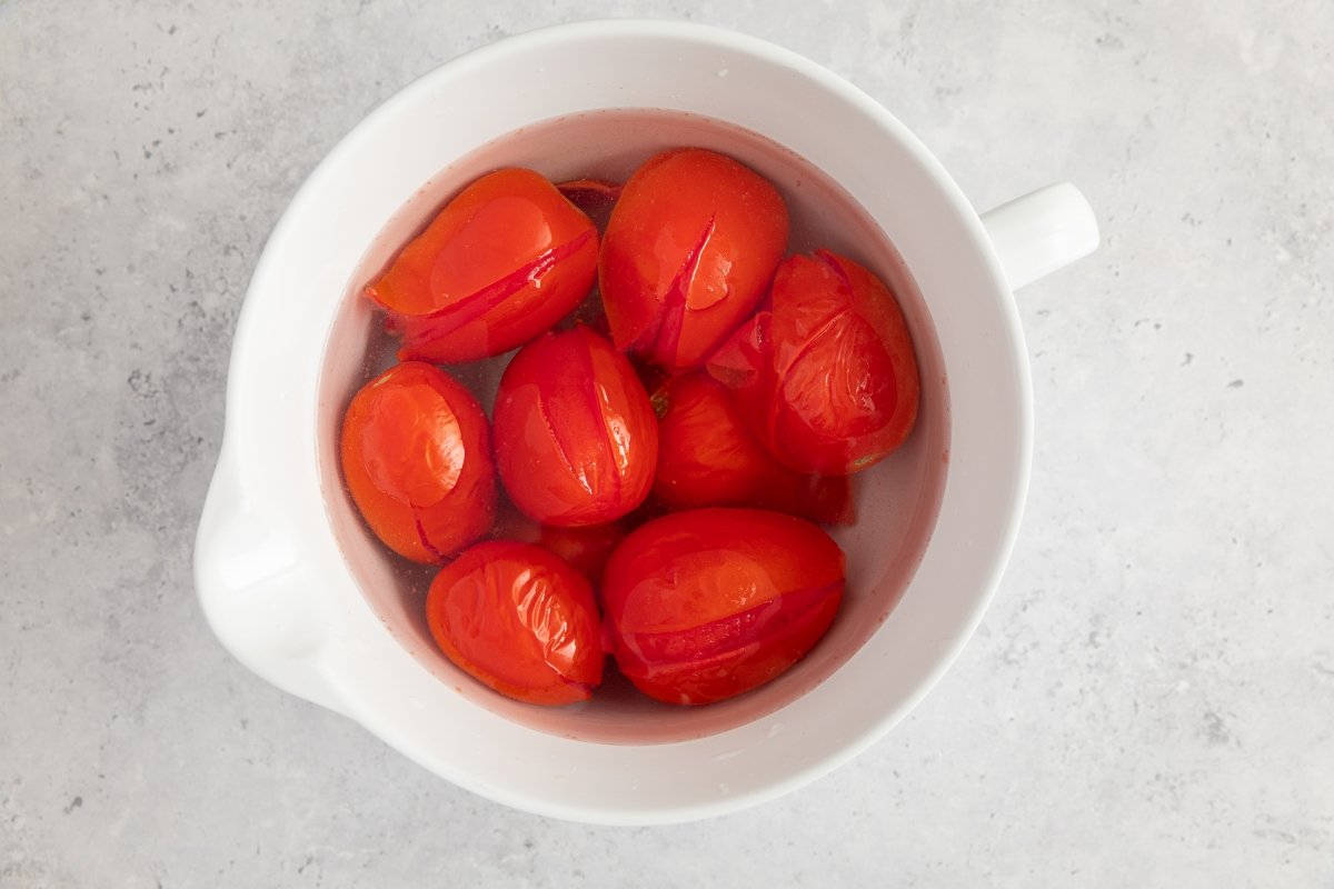 Tomates escaldados para la passata de tomate