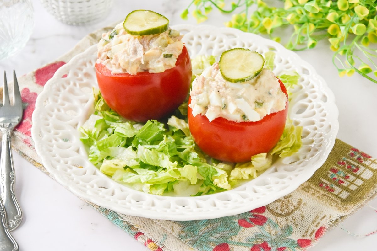 Tomates rellenos de atún caseros