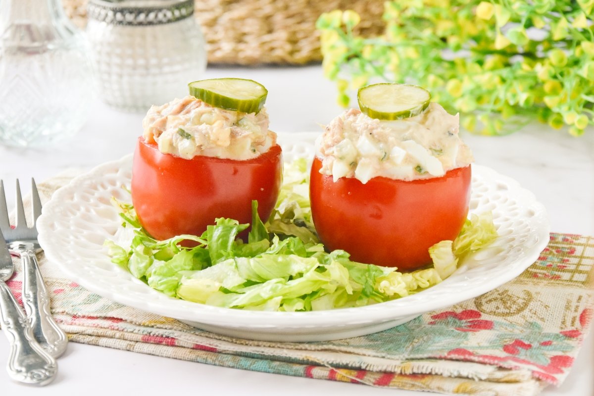 Tomates rellenos de atún listos para comer