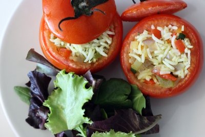 Tomates rellenos de arroz con verduras al horno