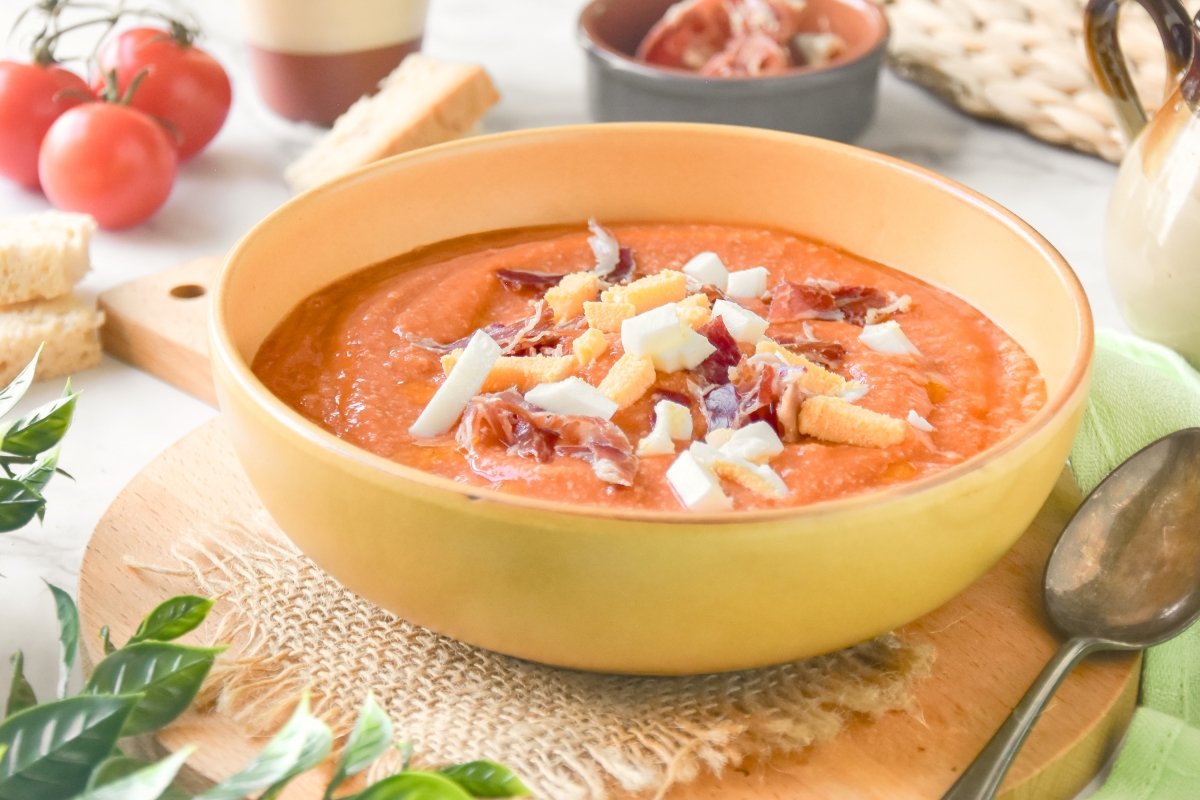 Tomates troceados para elaborar salmorejo cordobés