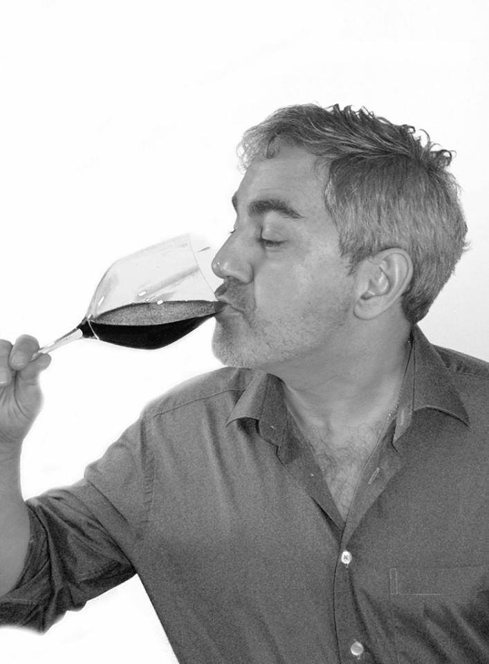 Tonino Guitián bebiendo vino