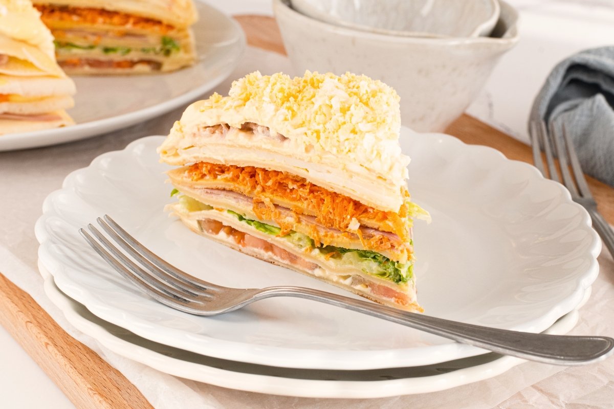 Torre de panqueques en el plato