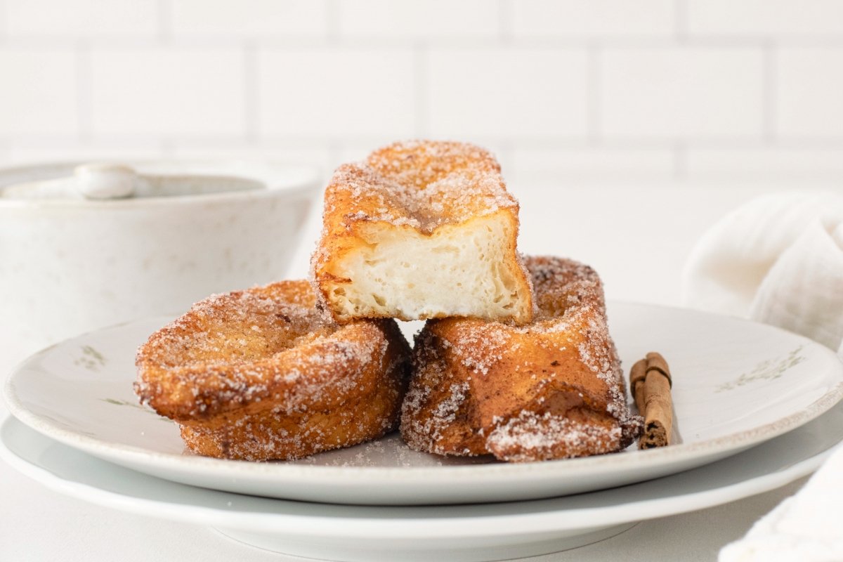 Torrijas de leche servidas en el plato