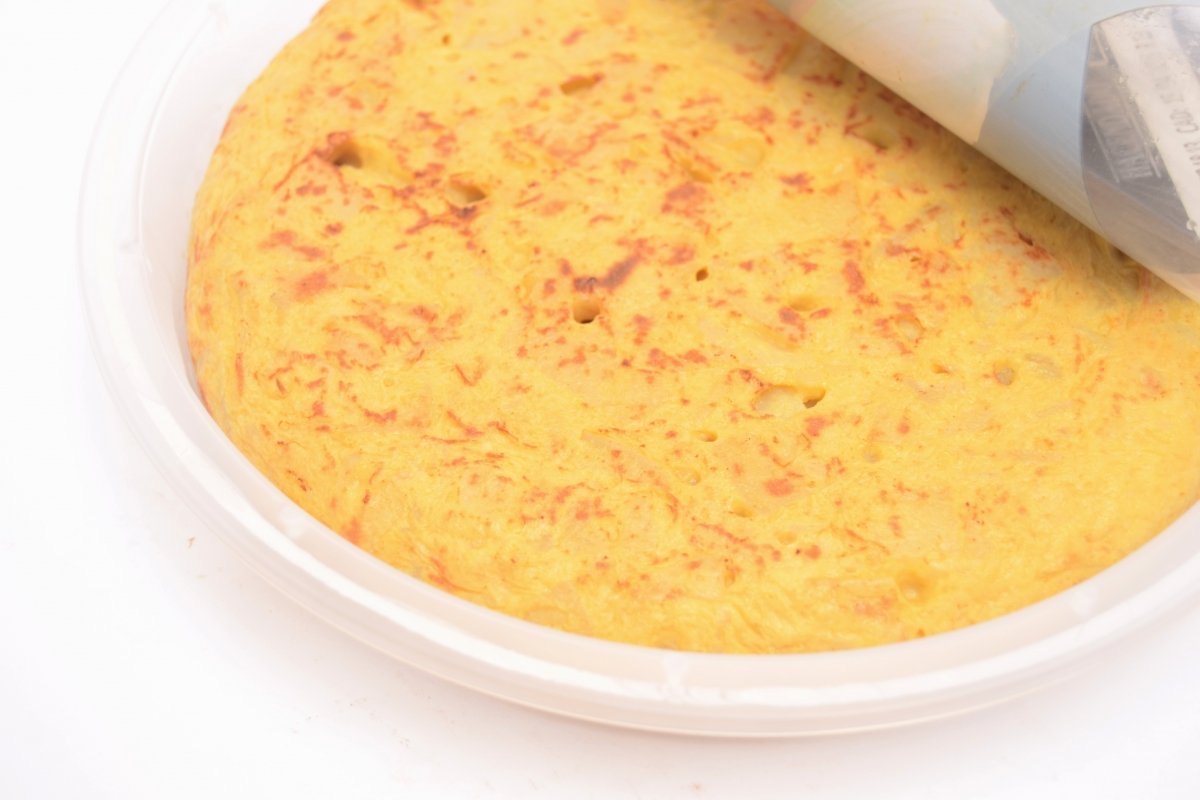 Tortilla con patata y cebolla Hacendado recién abierta