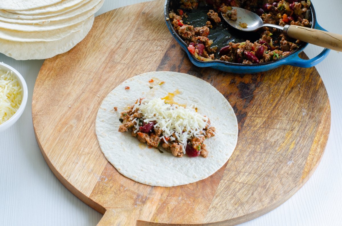 Tortilla con relleno para hacer las chimichanga