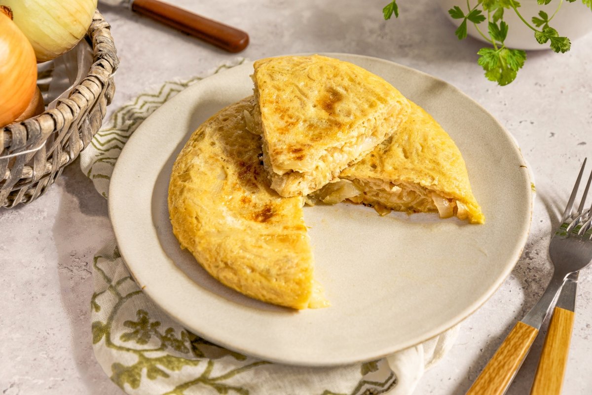 Tortilla de cebolla en trozos