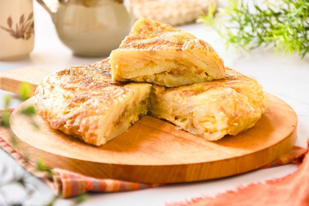Tortilla de patata con cebolla caramelizada