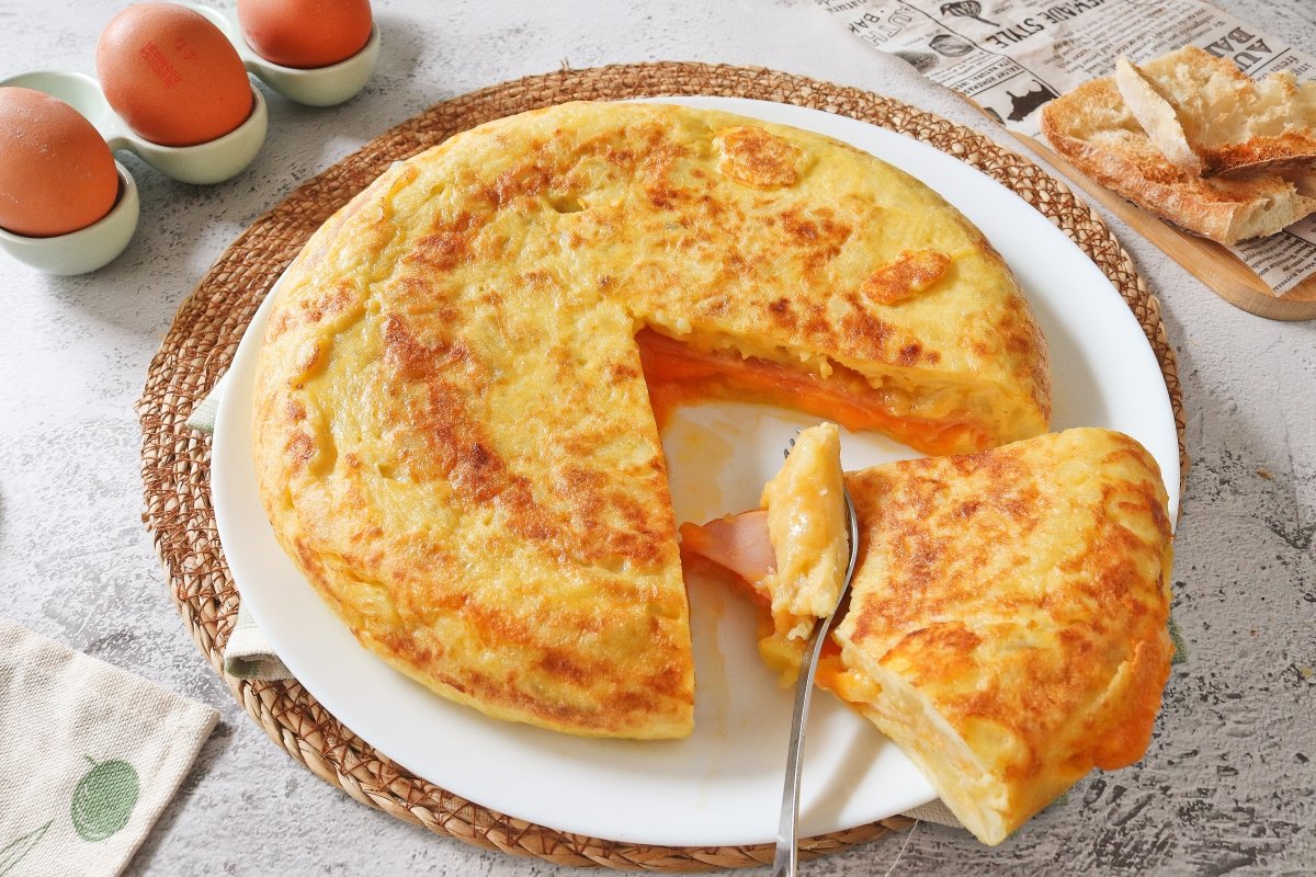 Tortilla de patata con cebolla rellena de jamón y queso