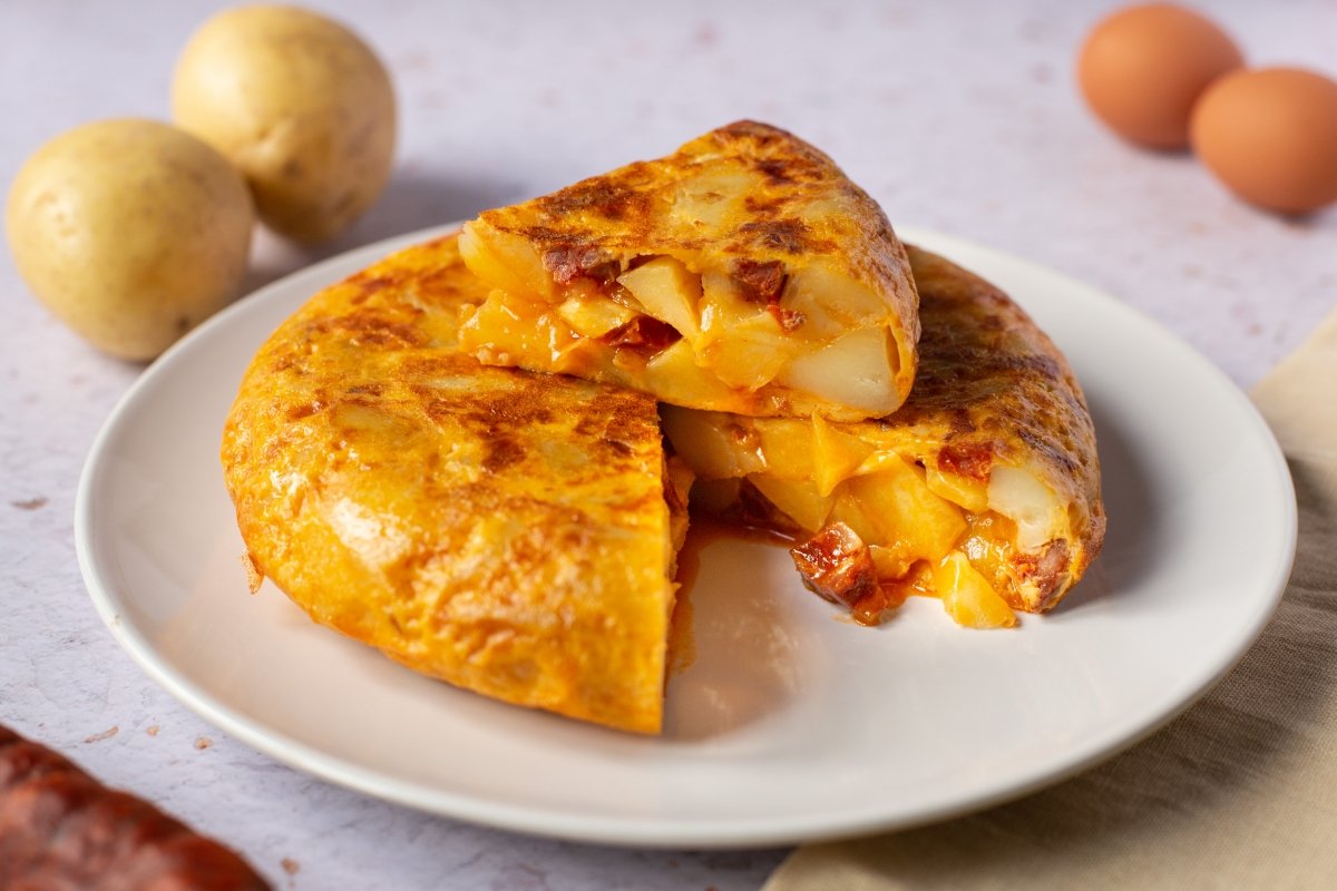 Tortilla de patatas con chorizo, festival de sabor clásico