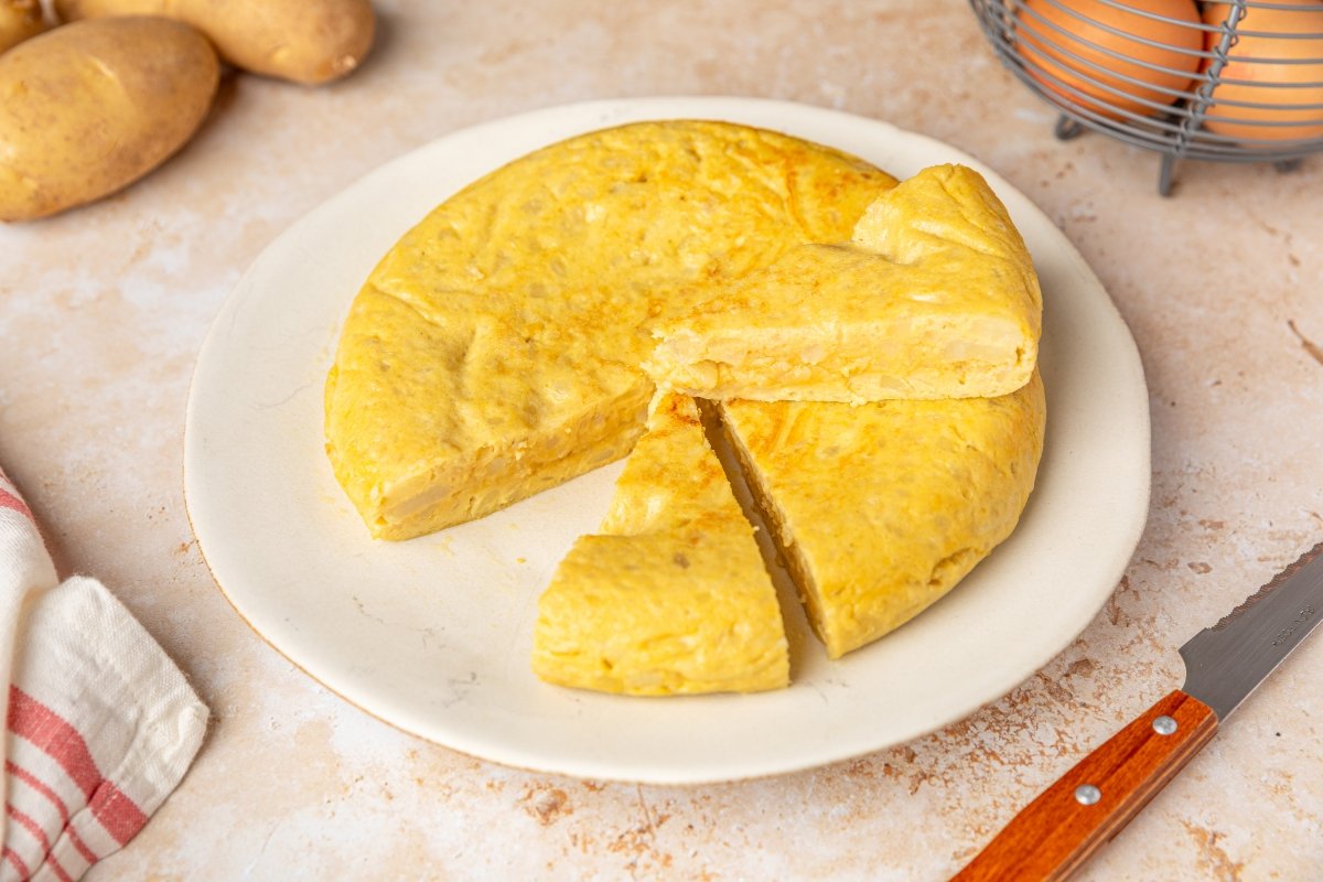 Tortilla de patata en Thermomix cortada