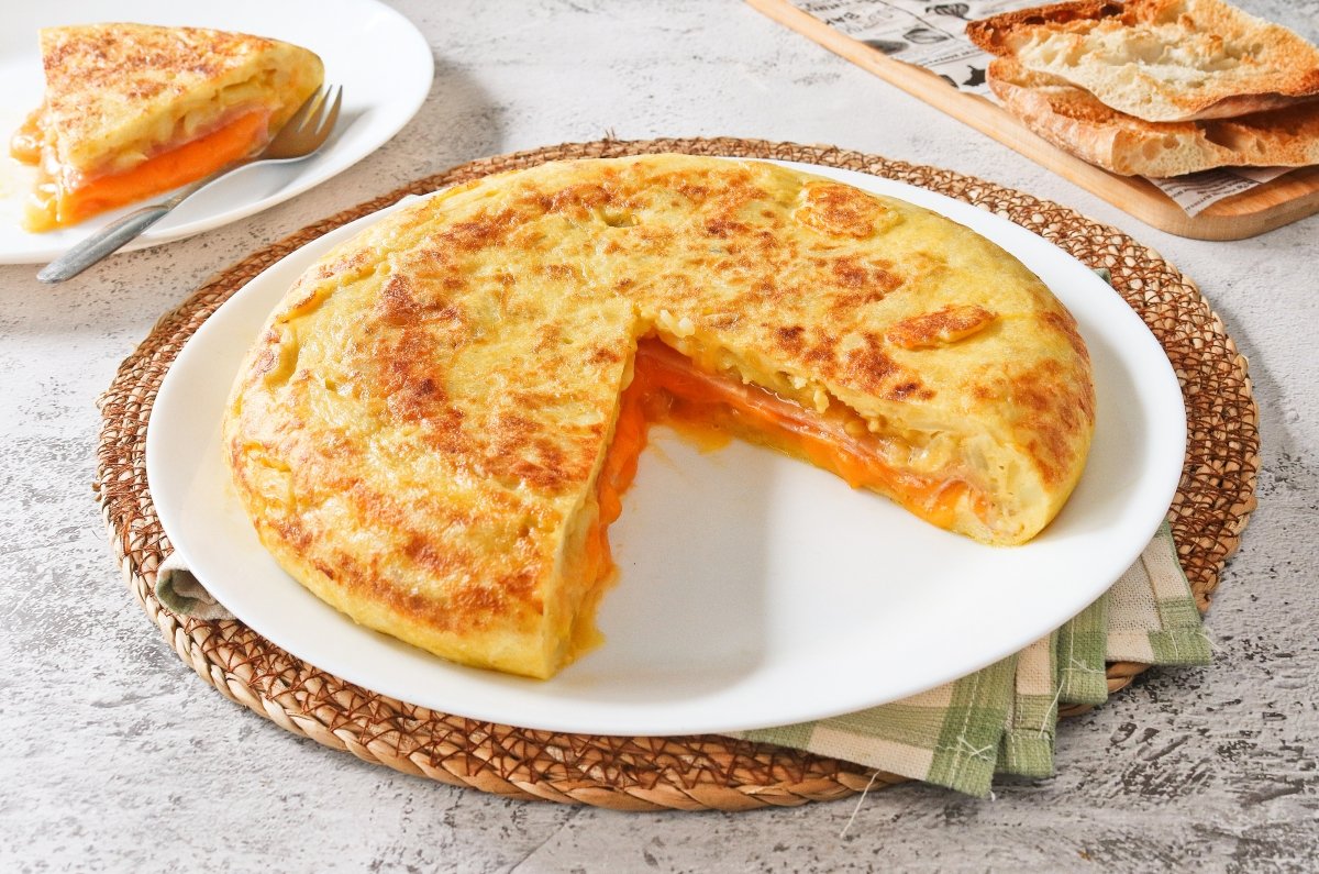 Tortilla de patata rellena de jamón y queso