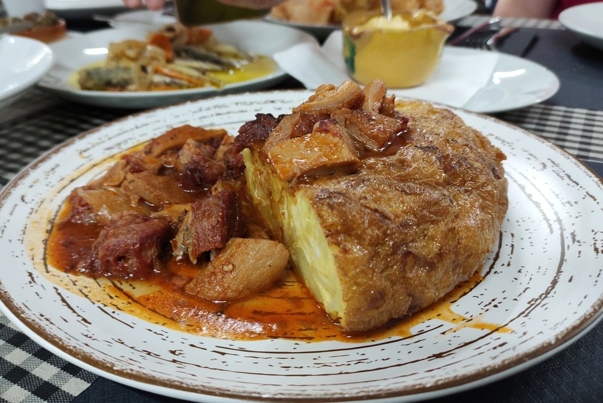 Tortilla de patatas con callos de Iberia Bar Restaurante