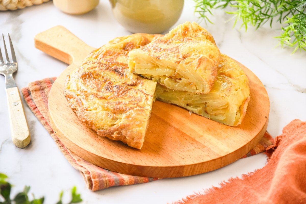 Tortilla de patatas con cebolla caramelizada