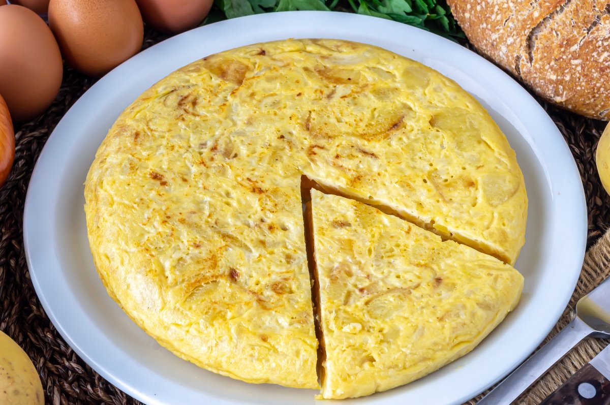 Cómo dar la vuelta a una tortilla de patatas gigante