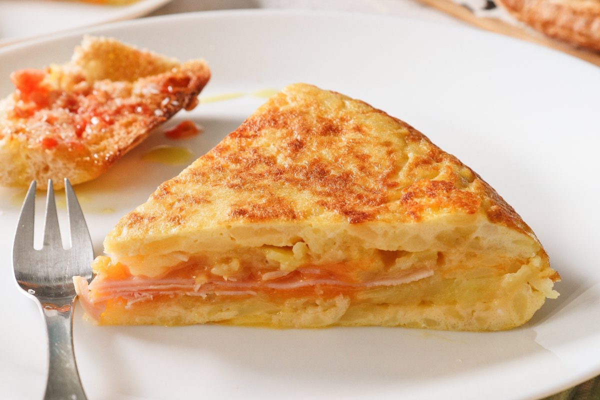 Tortilla española rellena de jamón y queso