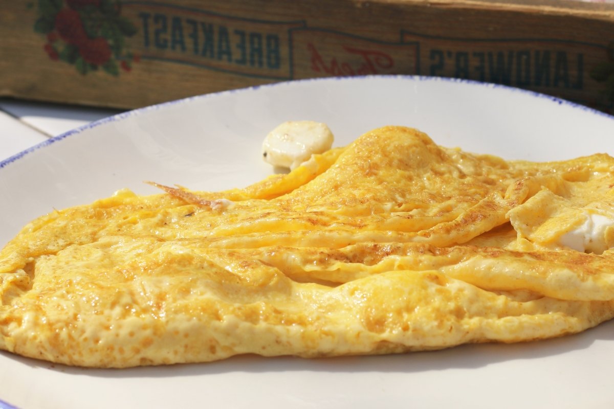 Tortilla francesa hecho con huevos y doblada sobre sí misma