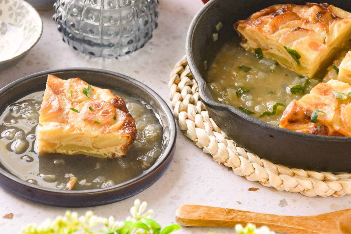 Tortilla guisada en salsa lista para comer