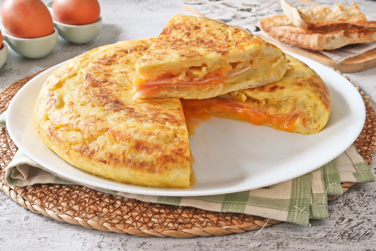 Tortilla rellena de jamón y queso