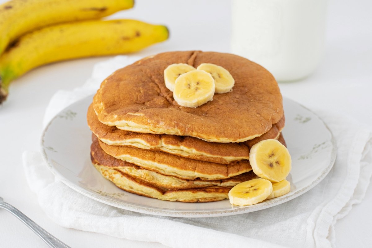 Tortitas de plátano en el plato