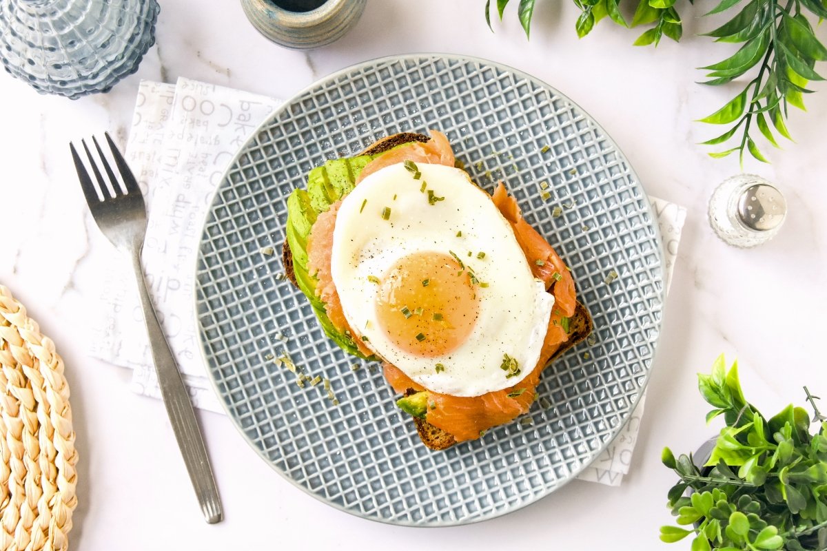 Tosta de salmón ahumado con aguacate y huevo lista para comer