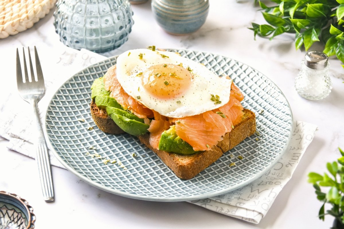 Tosta de salmón ahumado con aguacate y huevo