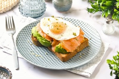 Tosta de salmón ahumado con aguacate y huevo