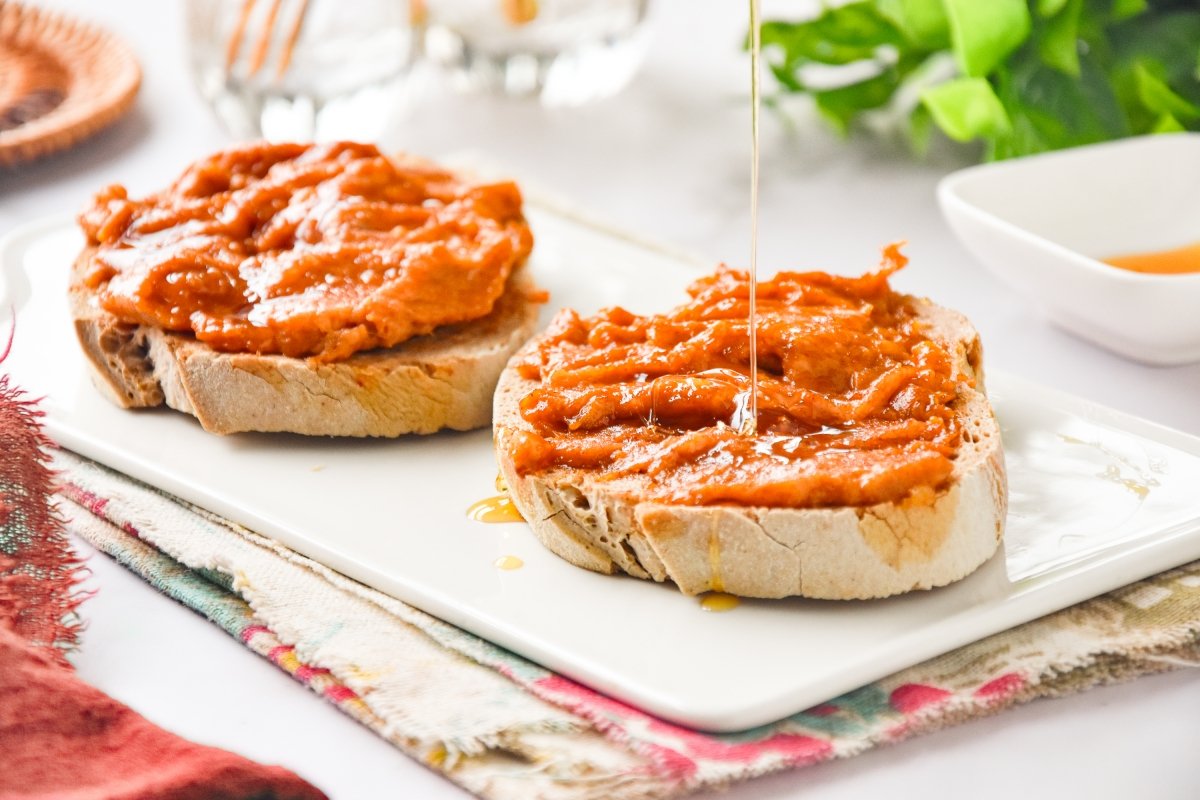 Tosta de sobrasada con miel por encima