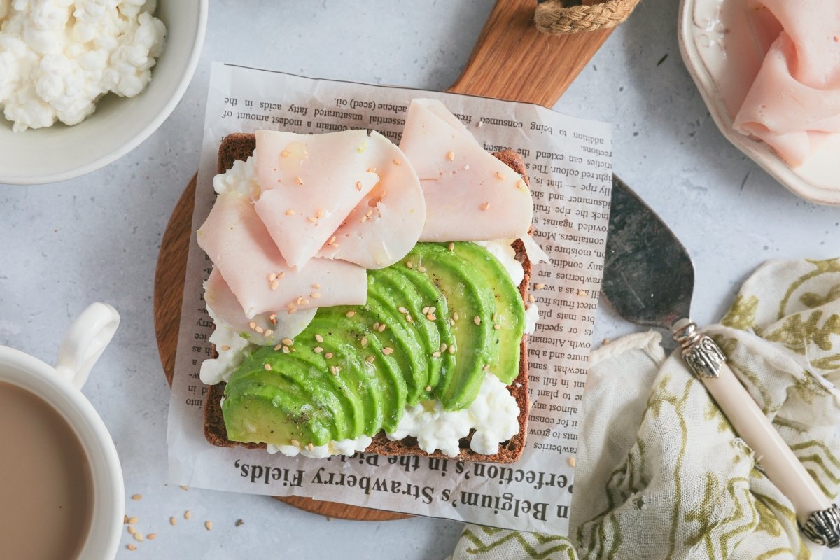 Tostada de queso cottage y aguacate servida