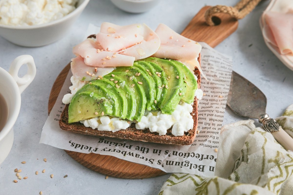 Tostada de queso cottage y aguacate