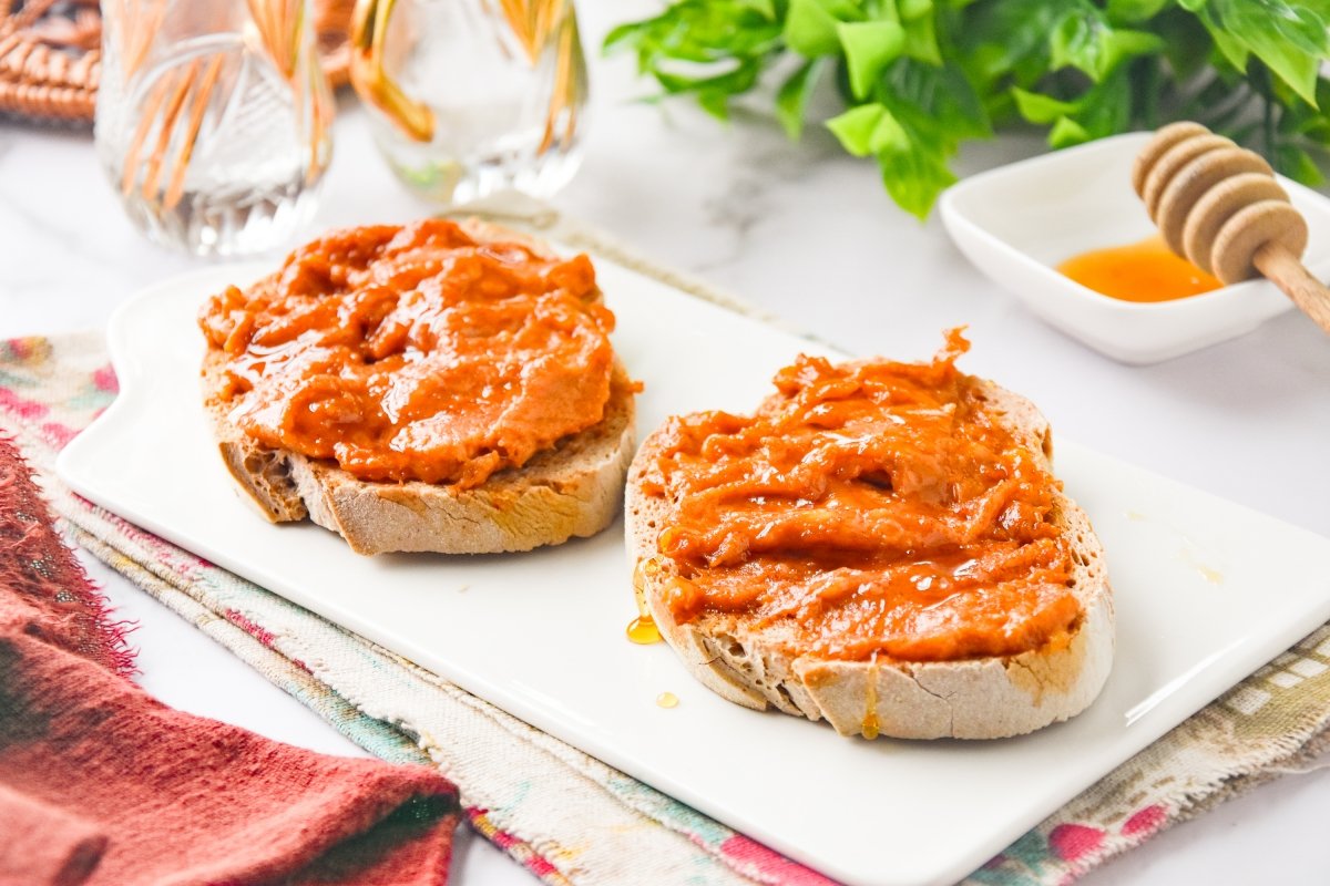 Tostadas de sobrasada con miel