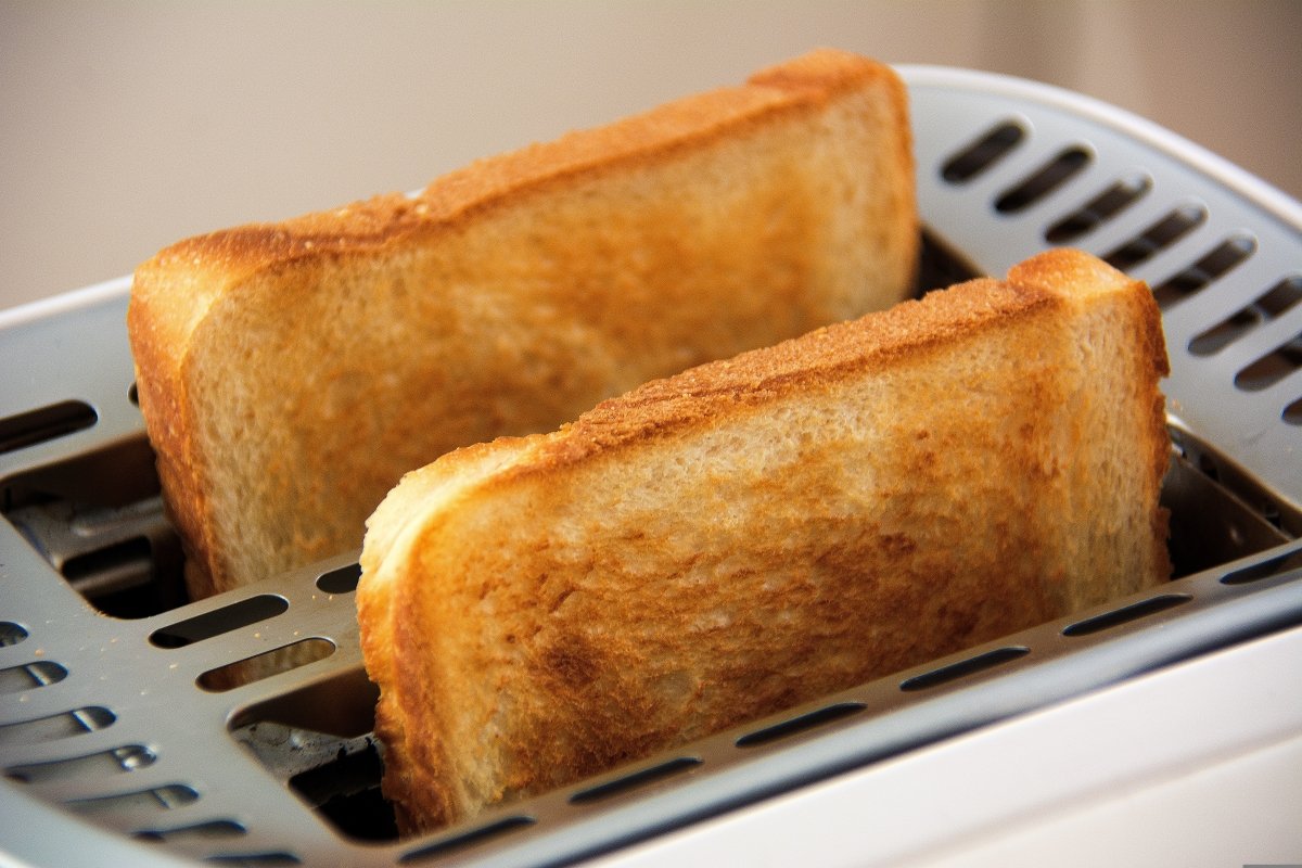 Tostadora con dos rebanadas de pan tostado