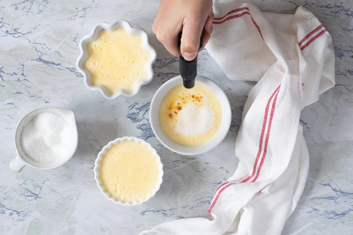 Crema catalana casera 8 Tostamos el azúcar de la crema catalana casera *