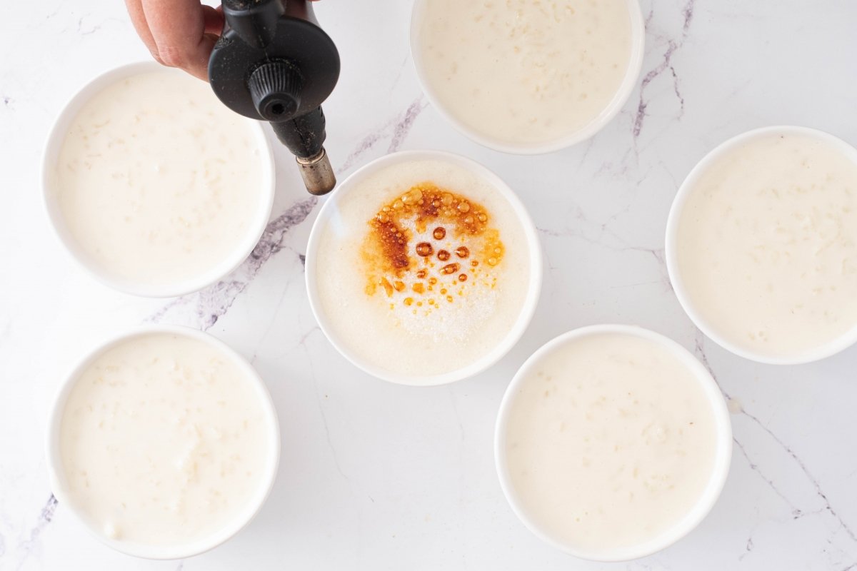 Tostamos el azúcar del arroz con leche